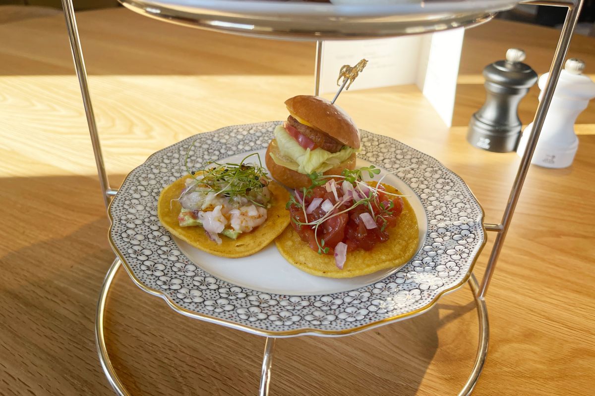 奥「ふくどめ小牧場のポークバーガー」、手前「マグロタルタル／海老2種のトスタダス」