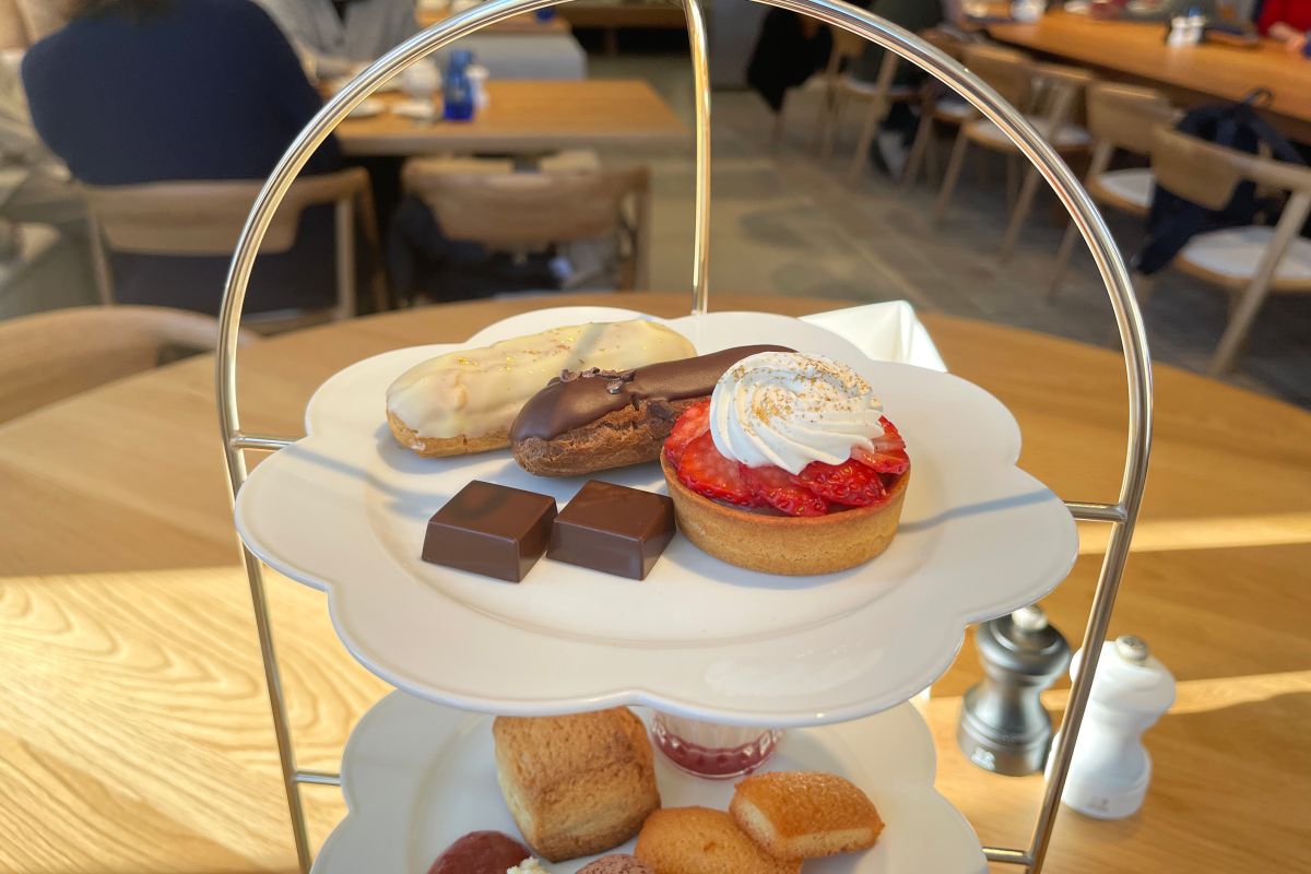 手前「季節の生チョコタルト（あまおう苺）」、奥「生チョコエクレア（ミルク／ホワイト）」、左「季節のボンボンショコラ」