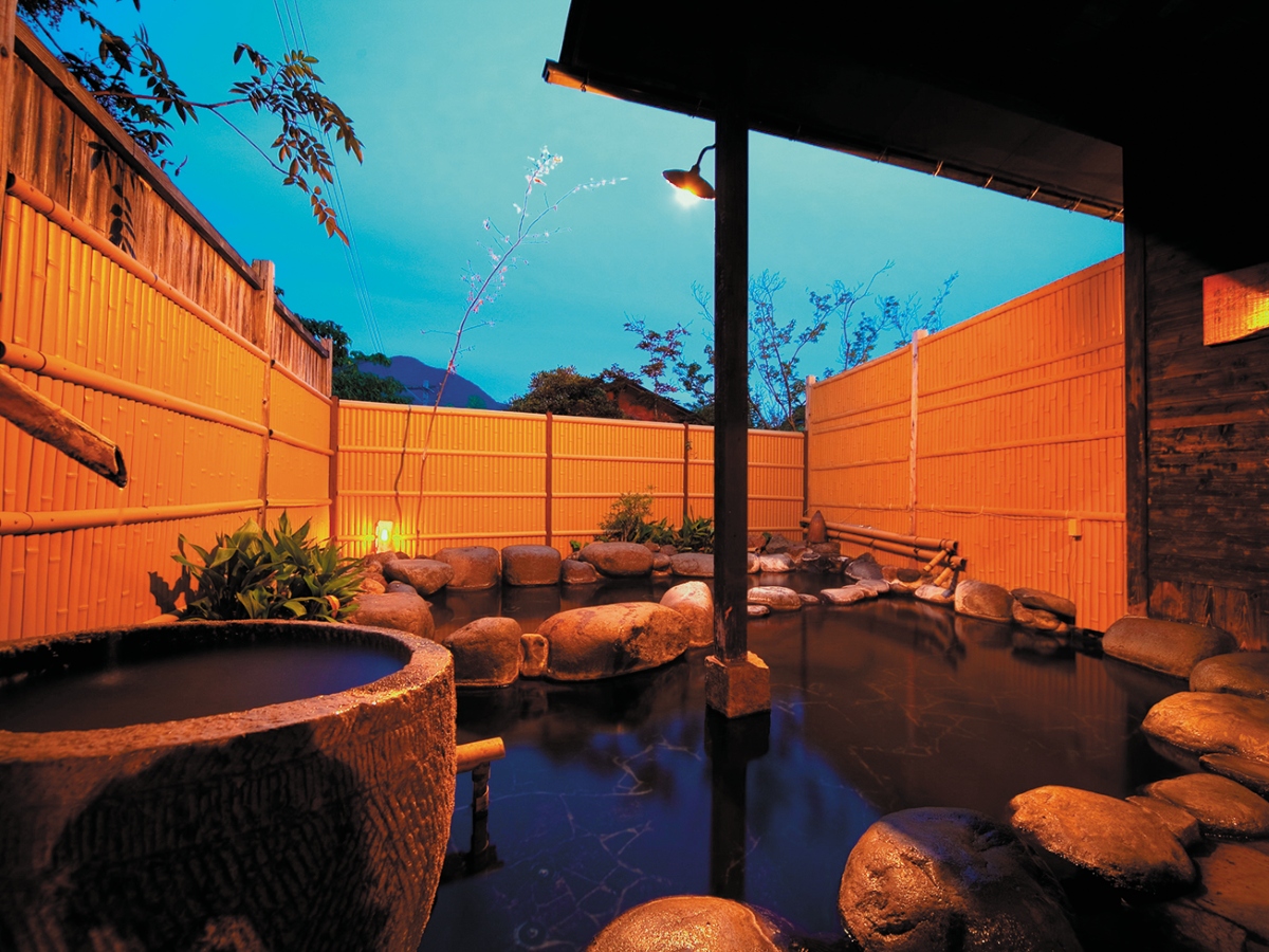 風を感じながらの湯浴みが心地よい露天風呂は24時間利用可能