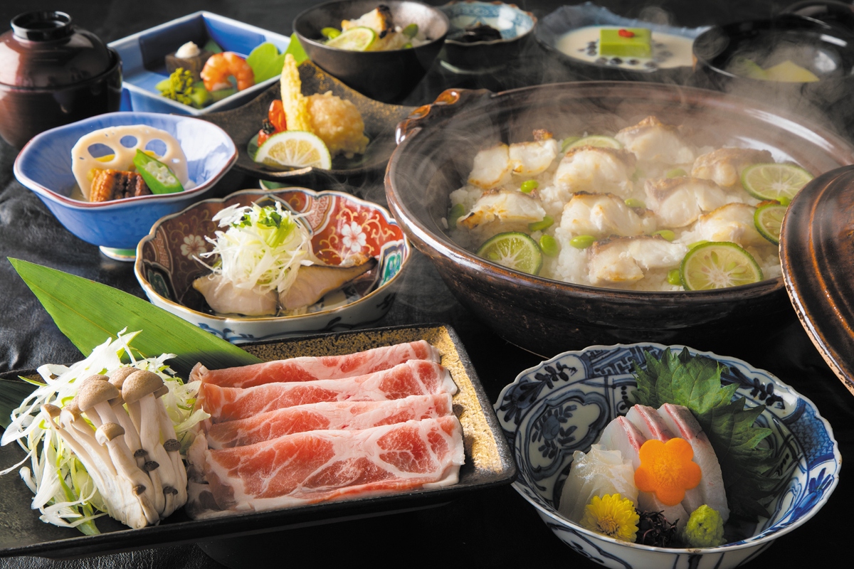 スタンダード会席は特製出汁のしゃぶしゃぶをメインに季節の味が楽しめる