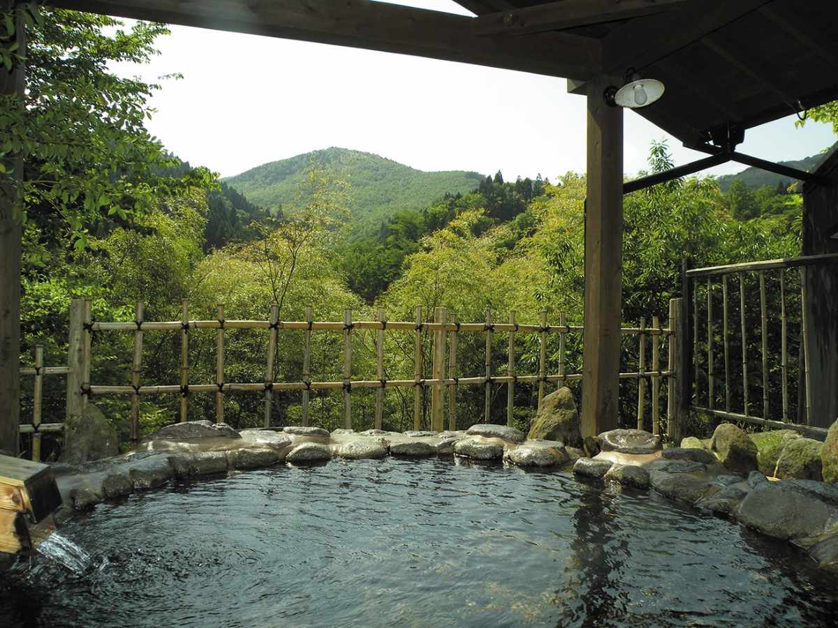 開放的な雰囲気のなかゆっくり自然を眺められる客室「くまざさ」の露天風呂