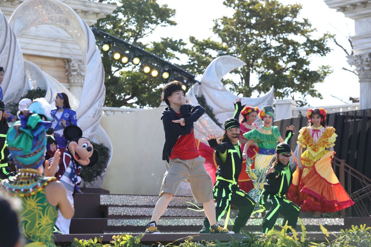 アクロバットと一緒に登場するヒロ