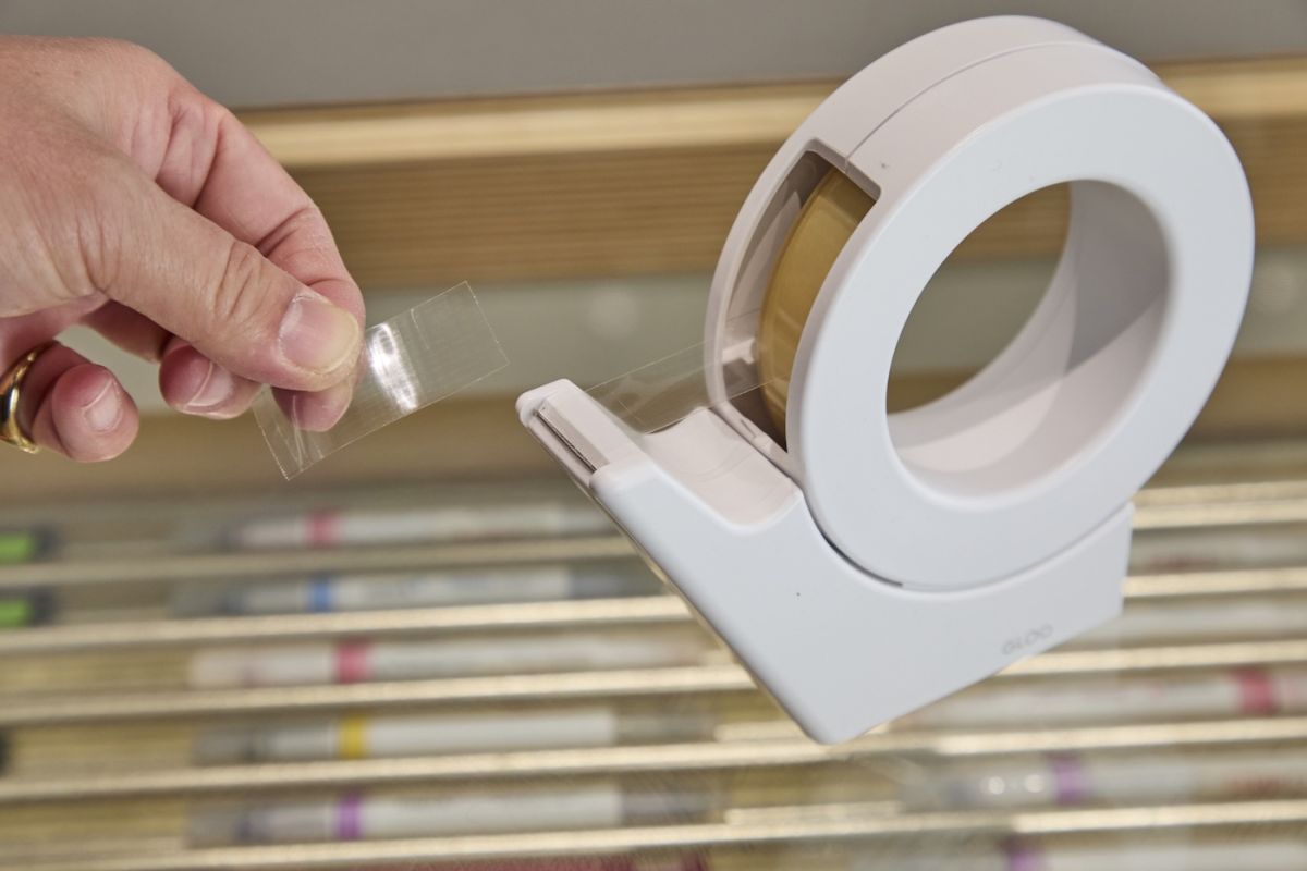 「GLOO グルー テープカッター」2255円（テープは別売り）