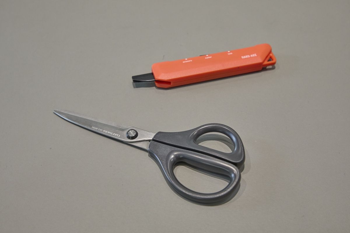 「ハコアケ 2Way携帯ハサミ チタン」1400円（上）、「ハサミ（サクサ)（ストレート刃）」693円