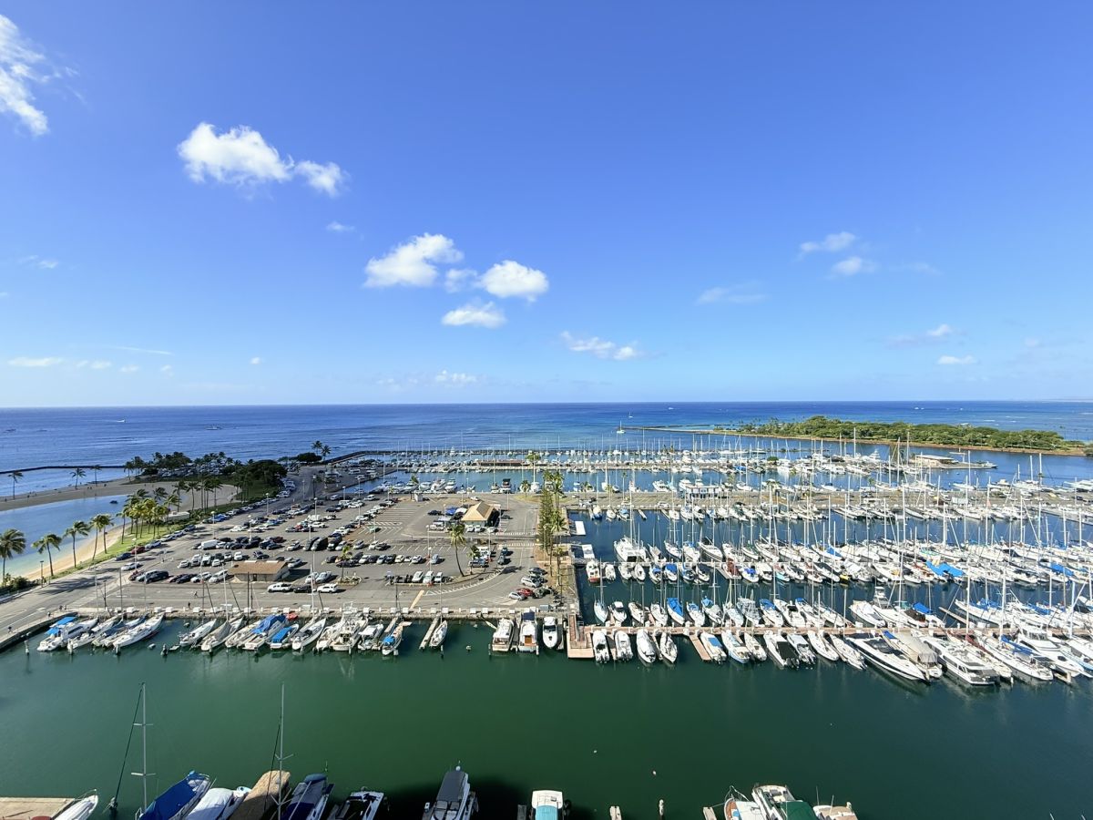 客室から見えるアラワイ・ヨットハーバー