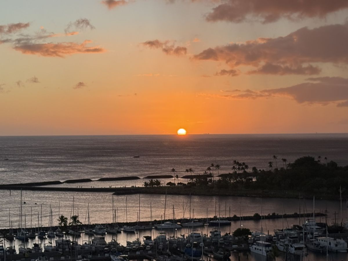 ヨットハーバー越しに望むサンセット