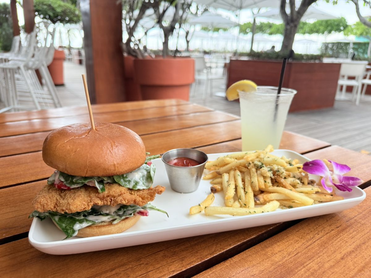 通常メニューのクリスピーフライドチキンサンドイッチ＄25、レモネード＄5