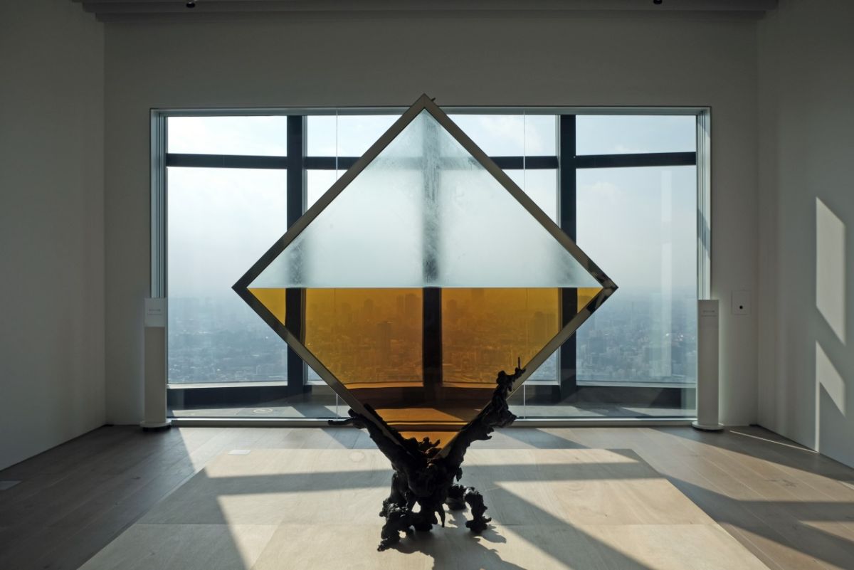 和田礼次郎《MITTAG》2025年 展示風景  「六本木クロッシング2025展：時間は過ぎ去る わたしたちは永遠」