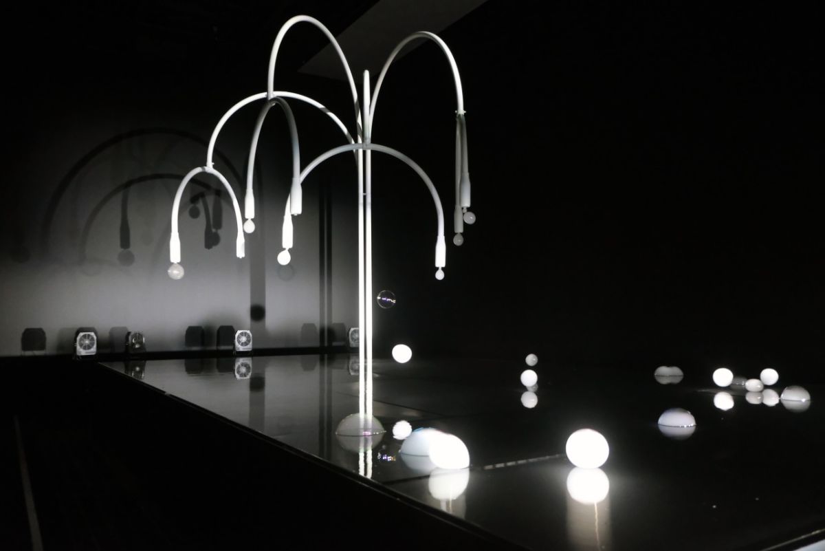 A.A.Murakami《水中の月》2025年 展示風景  「六本木クロッシング2025展：時間は過ぎ去る わたしたちは永遠」