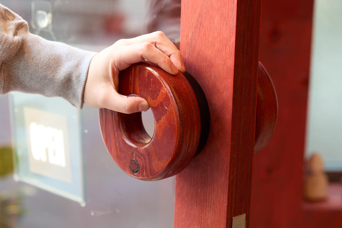 ベーグルを模した扉の持ち手がかわいい
