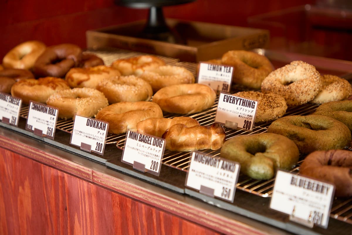 カウンターに並ぶベーグル
