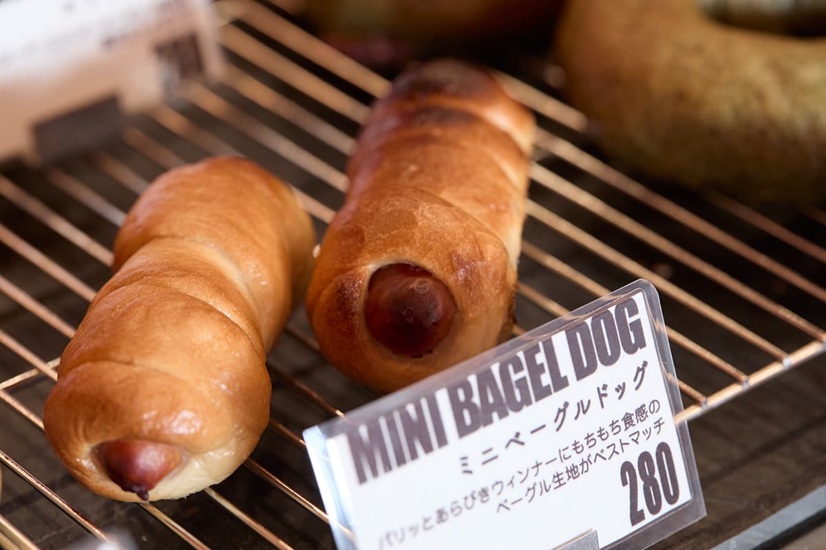 食事系のベーグルも。めずらしい「ミニベーグルドッグ」280円も気になる