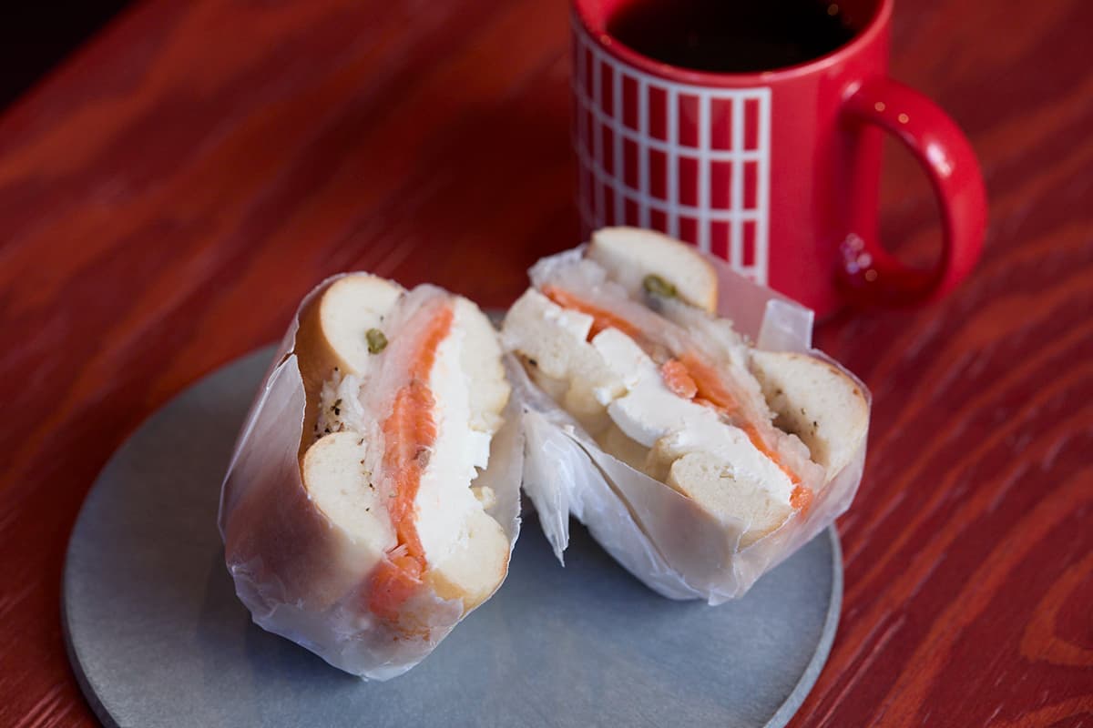 「スモークサーモンベーグルサンド」900円、「ブレンド」500円