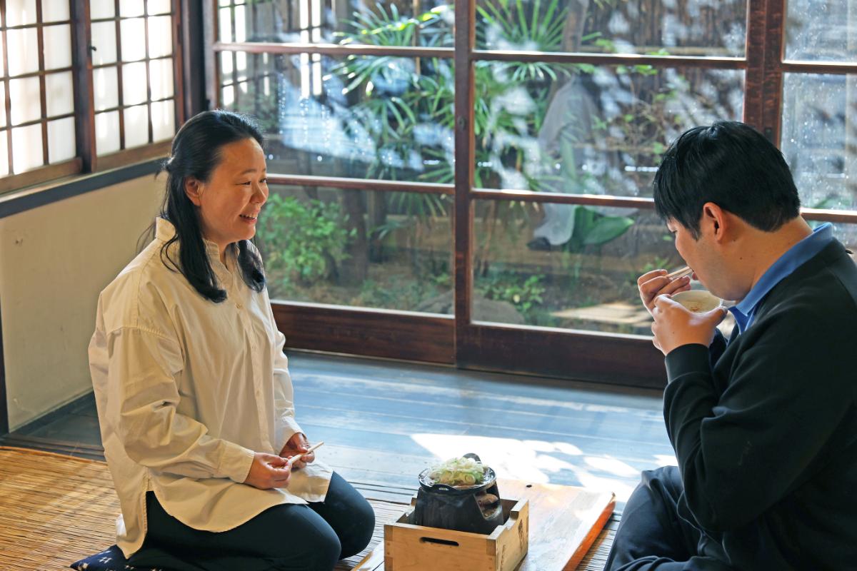 「どぜうなべ」をかこむ男女