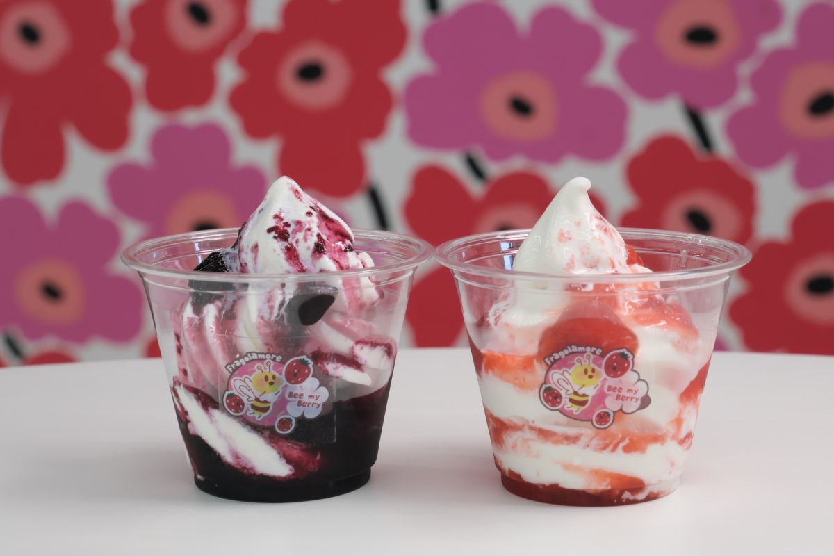 （右）農園自家製いちごソースソフトクリーム（カップ）、（左）農園自家製ブルーベリーソースソフトクリーム（カップ）　各500円
