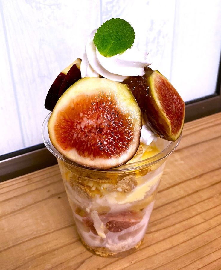 完熟いちじくパフェ1600円（季節、数量限定）　※生イチジクがない時期はイチジクコンポートに変更