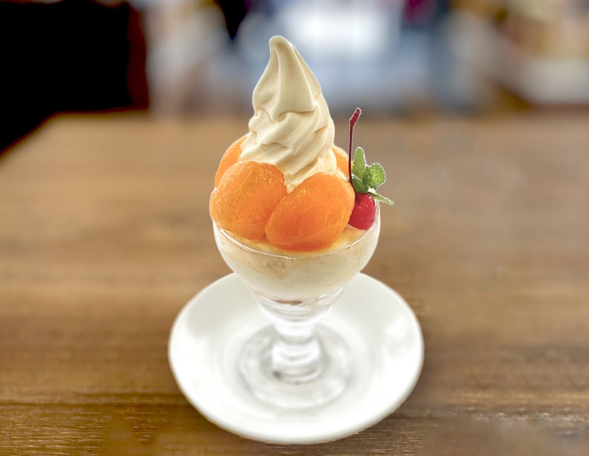 「びわパフェ」1800円