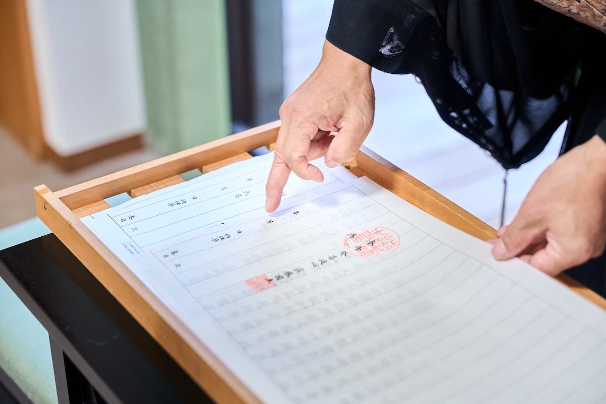 写経について説明する手元