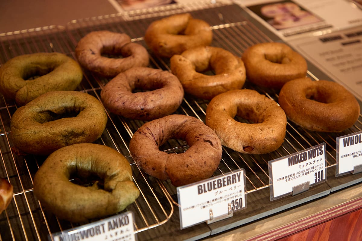 右側に並ぶのが日替わりベーグル。取材時は「ブルーベリー」350円、「ミックスナッツ」390円など