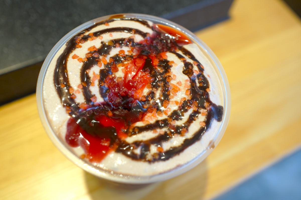 「カカオ & ストロベリー ムース フラペチーノ&reg;」カスタマイズ：チョコレートソース追加（無料）