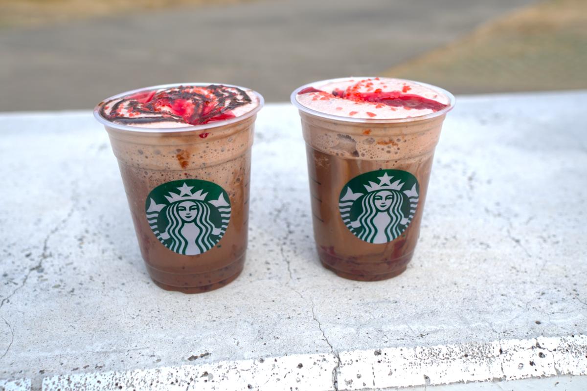 「カカオ & ストロベリー ムース フラペチーノ&reg;」左からカスタマイズ①：チョコレートソース追加（無料）＋チョコレートチップ追加（＋55円）＋ホワイトモカシロップ追加（＋55円）、 カスタマイズ②：エスプレッソ1ショット追加（＋55円）