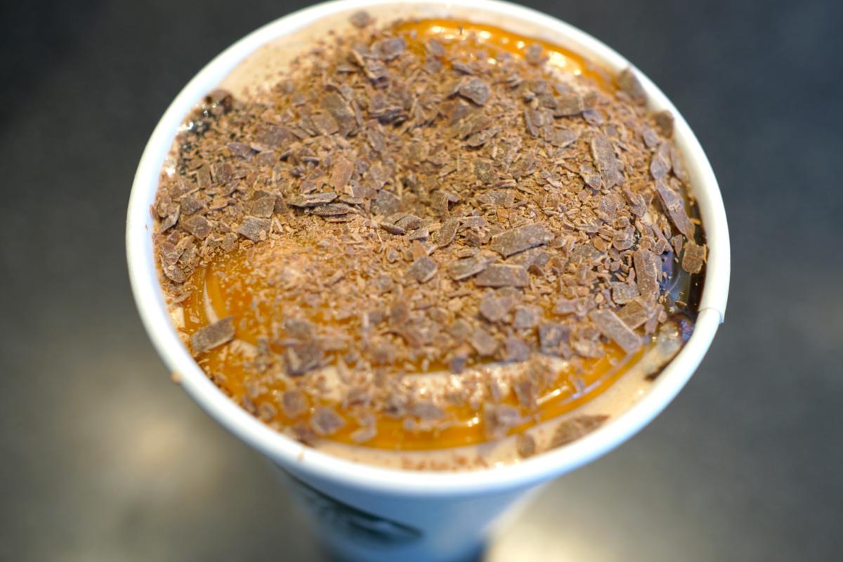 「カカオ ムース ラテ」カスタマイズ：キャラメルソース加（＋55円）