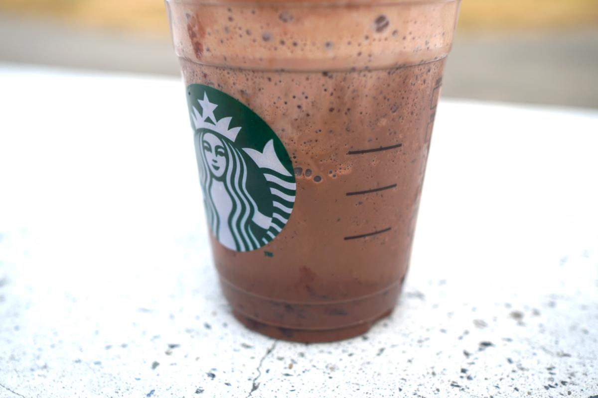 「カカオ & ストロベリー ムース フラペチーノ&reg;」カスタマイズ：チョコレートチップ追加（＋55円）＋ホワイトモカシロップ追加（＋55円）