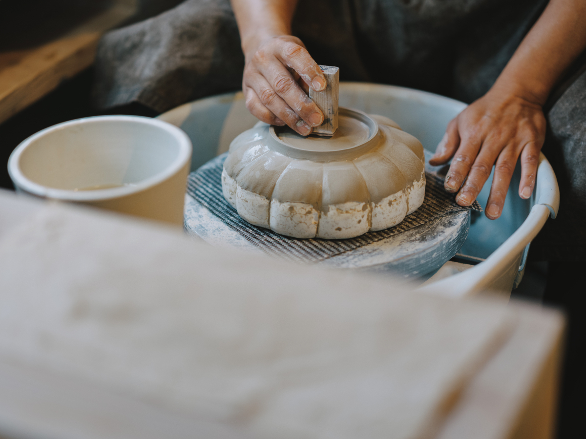 ろくろで円形のベースを挽き、その一つひとつを職人が手の感覚で確認しながら型に押し当てるなどの工程を見学できる