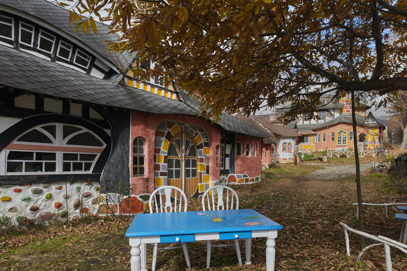 外のテーブルやベンチは自由に座ってOK。夏は木陰が気持ちいい場所