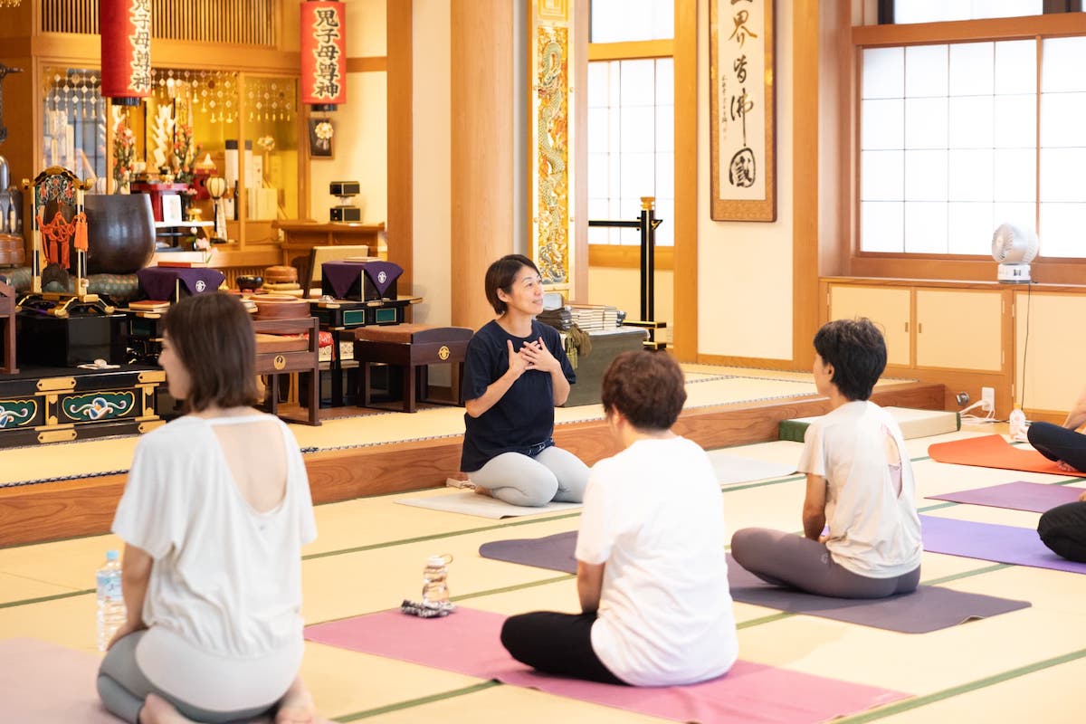 本堂に足を踏み入れた瞬間、自然と背筋が伸び、心がすっと落ち着いていくのを感じる