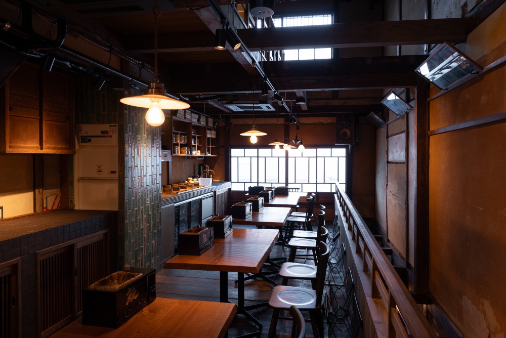 照明やガラス戸もレトロな雰囲気の2階席
