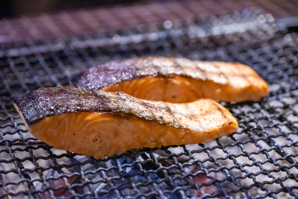 炭火でじっくりと焼かれる銀鮭。立ち上る香りに食欲も高まる