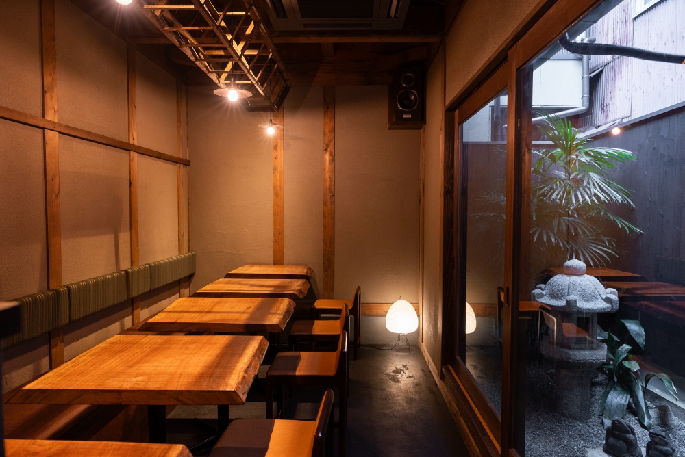 「うなぎの寝床」と呼ばれる奥行きを生かした空間が広がる