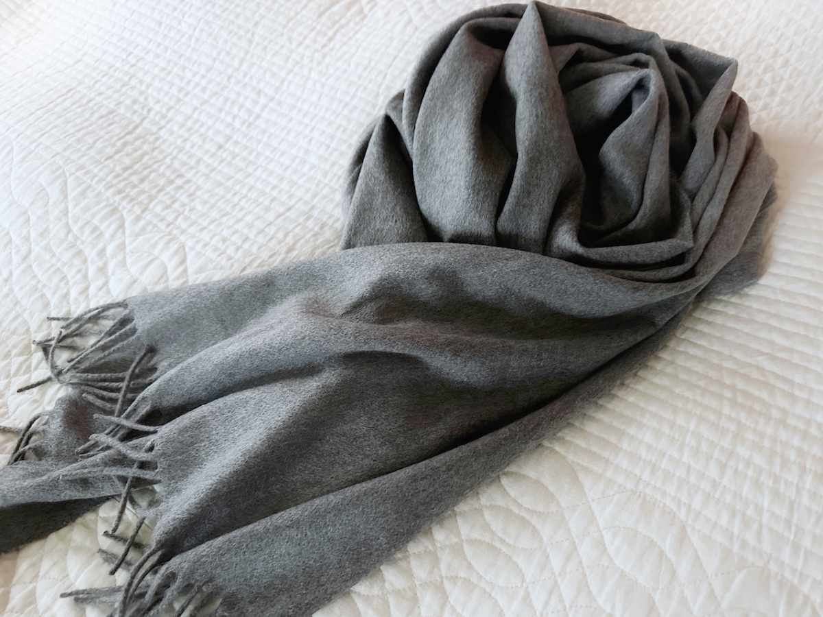 グレーのマフラー