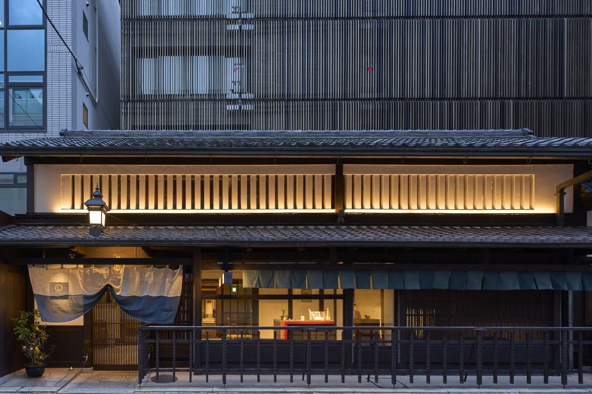 老舗商店が点在する室町通に位置する「THE HIRAMATSU 京都」（幔幕はお正月仕様）