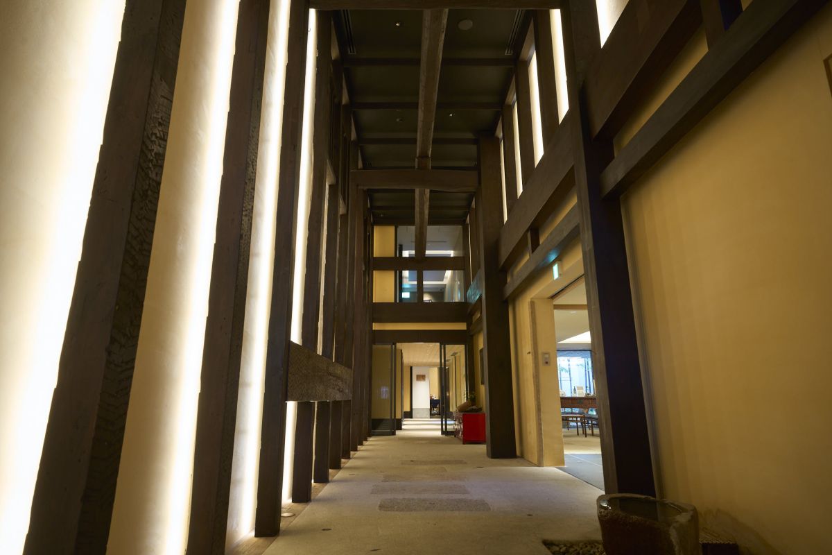 表屋を奥に進んだところにある「走り庭（はしりにわ）」は京町家ならでは