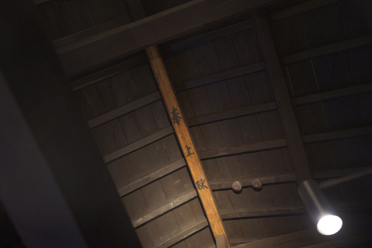 フロントの天井を見上げると当時の梁が&hellip;&hellip;！