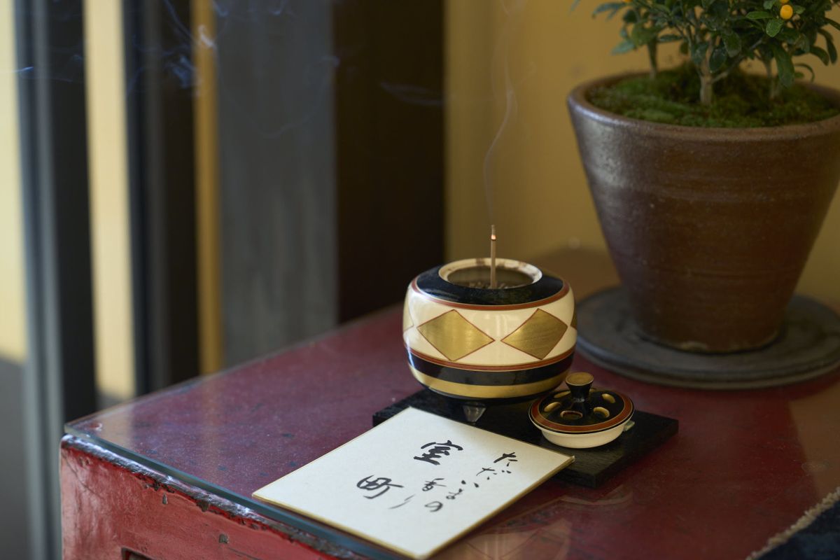 清朝時代のアンティークのキャビネットの上で焚かれるお香は「室町」という香り