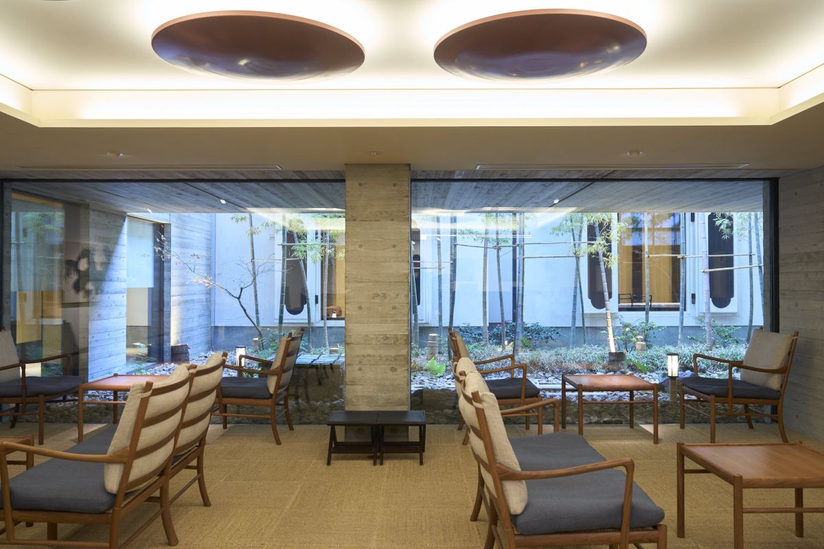 竹林の庭に面した「ラウンジ」