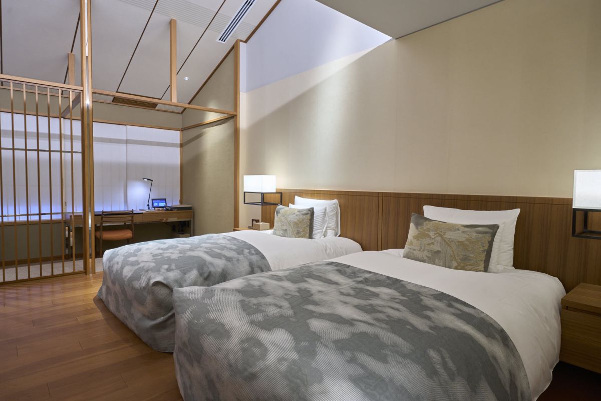 セミダブルのベッド2台を配置