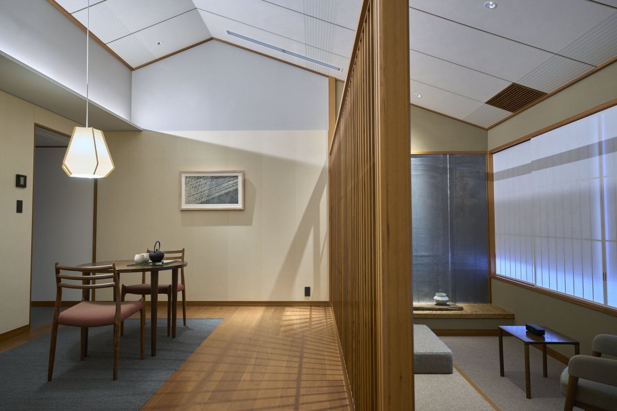 旅館の「広縁（ひろえん）」のようなサロン（写真右側）が素敵