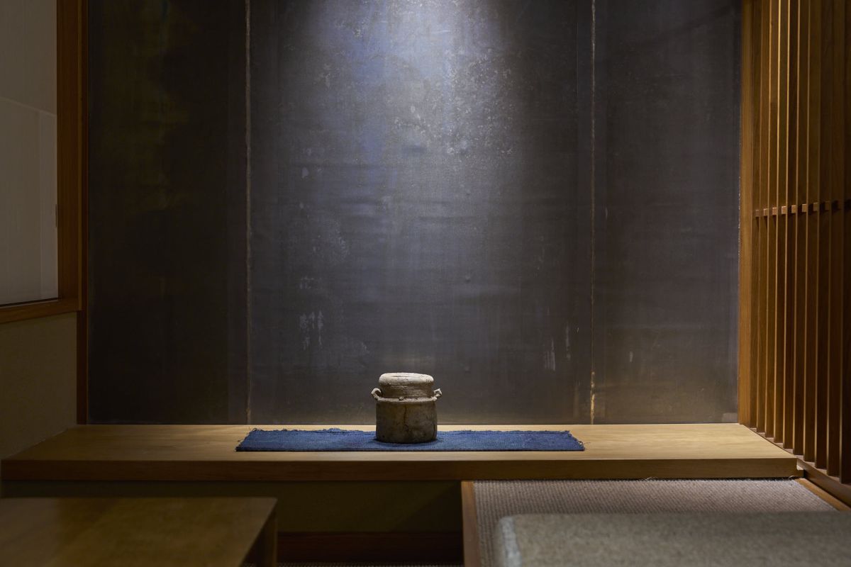 サロンの奥の壁