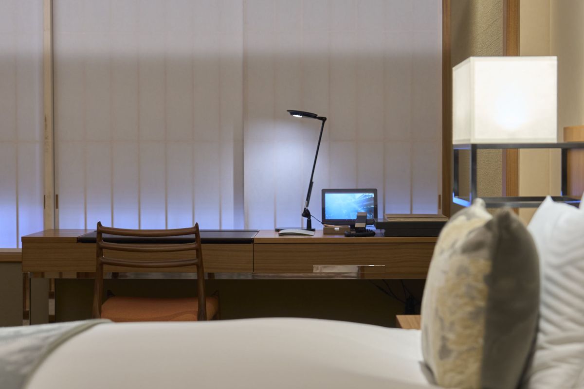 窓際のデスクには電話やタブレット、館内説明などが揃う
