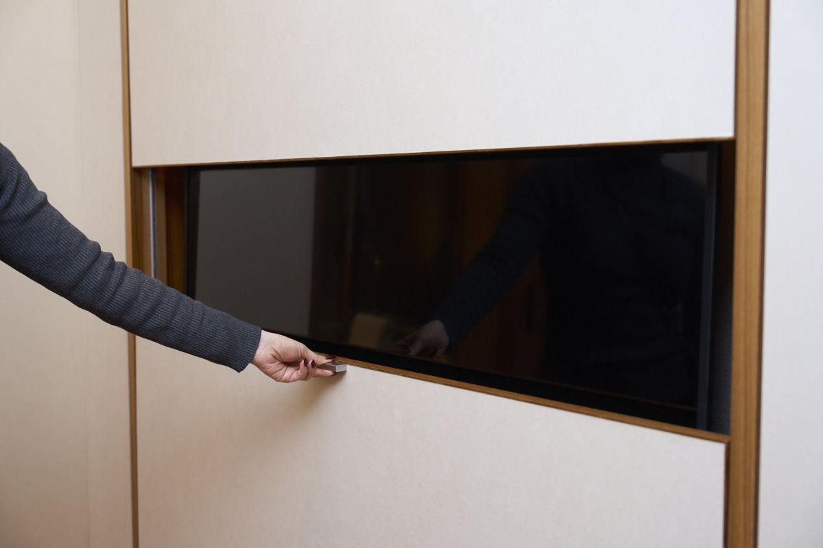 収納されたテレビ