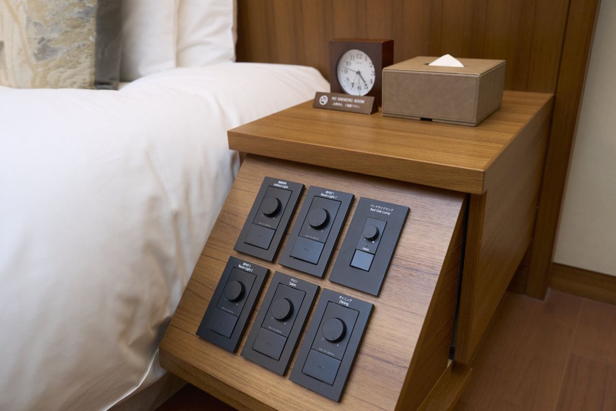 ベッドサイドには、照明のスイッチが収められている