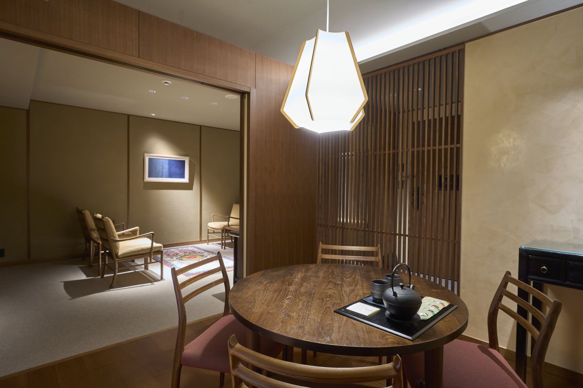 客室「ジュニアスイート」87.0㎡（家具や緞通は客室によって異なる）