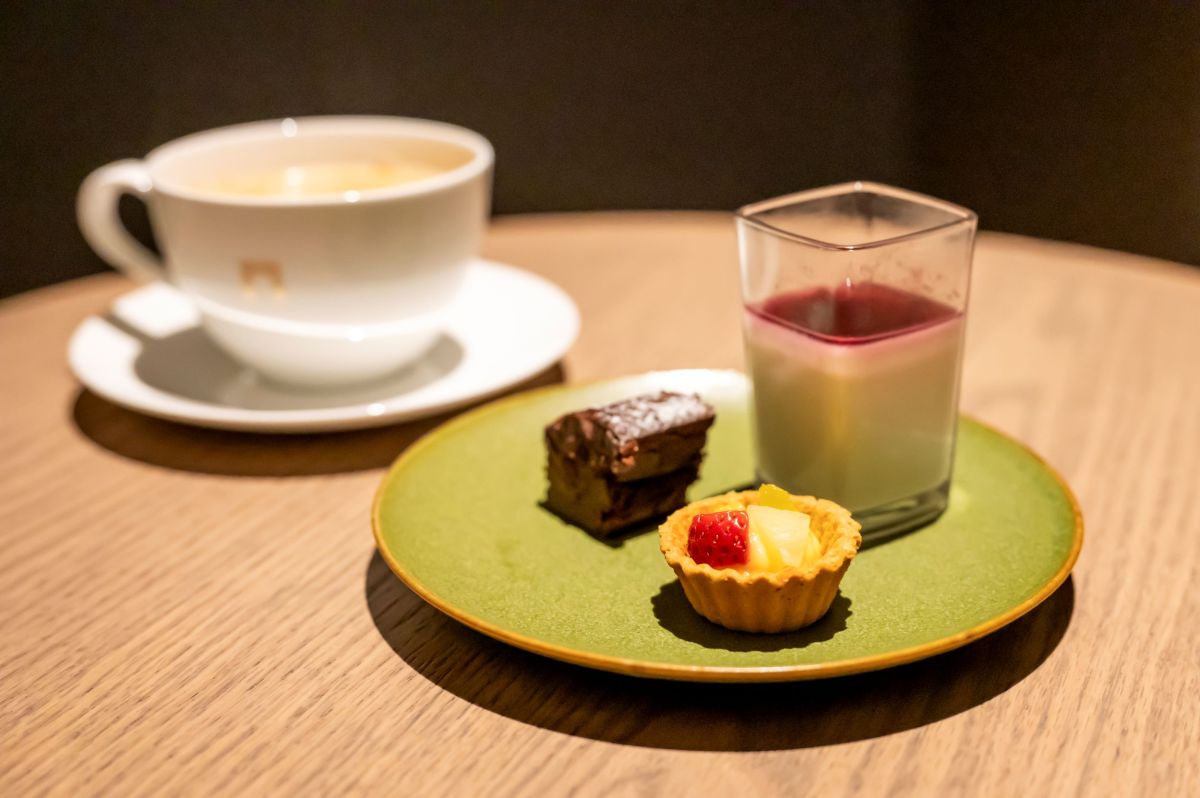 プレミアムラウンジでいただけるスイーツとコーヒー