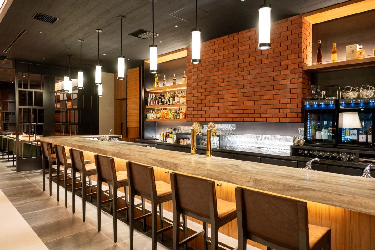 レストラン併設のバーカウンター