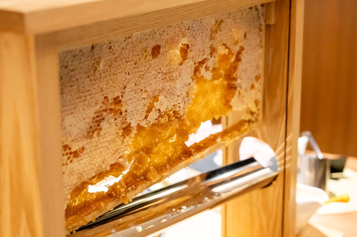 ハチミツはザ・ゲートホテル名物の「巣みつ」で提供