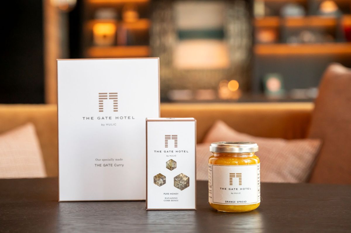 (左から)ホテルオリジナルのビーフカレー「THE GATE Curry （ザ・ゲートカレー）」1人分210g800円、朝食で人気の巣みつのはちみつ「Honeycomb」130g2500円、「ホテルオリジナル Orange Spread」145g600円